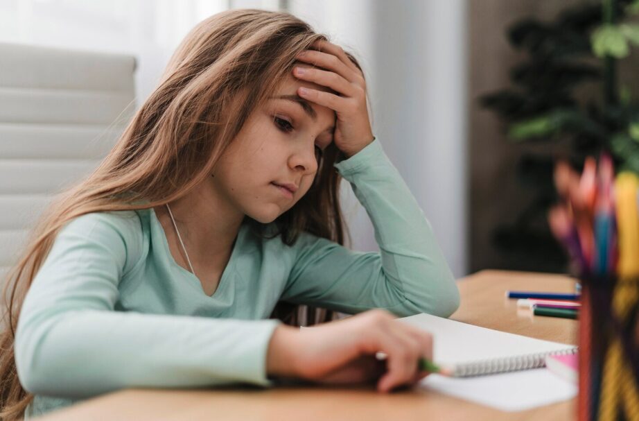 A girl having difficulties to concentrate.